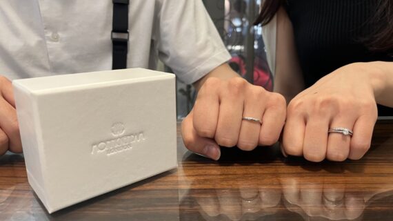 モニッケンダムの結婚指輪を着けたカップル