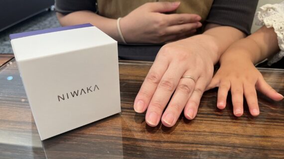 NIWAKAの結婚指輪を着けた女性