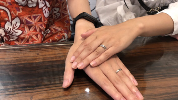 ニワカの結婚指輪を着けたカップル