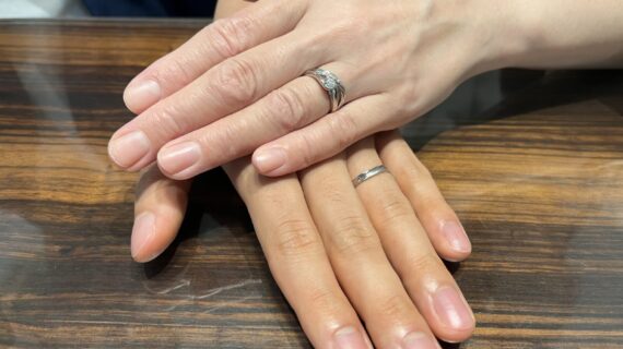 サムシングブルーの結婚指輪を着けたカップル