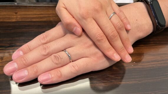 結婚指輪を付けているカップルの写真