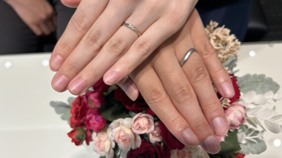 ニワカとリトルマーメイドの結婚指輪をつけたカップル