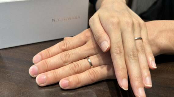 N.Y.Nの結婚指輪をつけたカップル