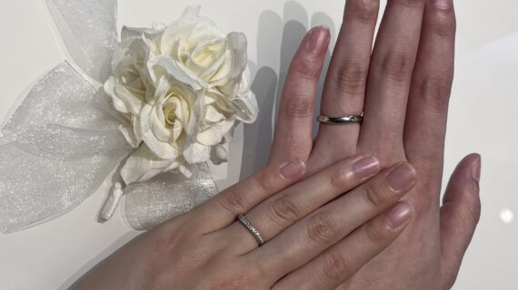 ルシエの結婚指輪をつけたカップル