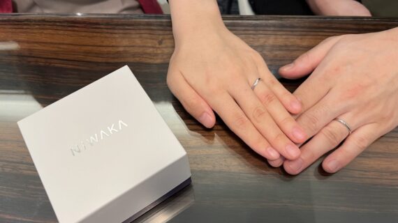 NIWAKAの結婚指輪を着けた夫婦