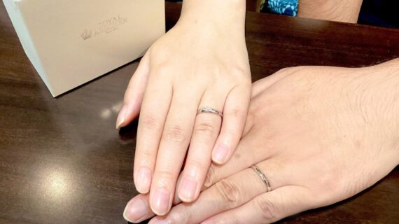 ロイヤル・アッシャーの結婚指輪をつけたカップル