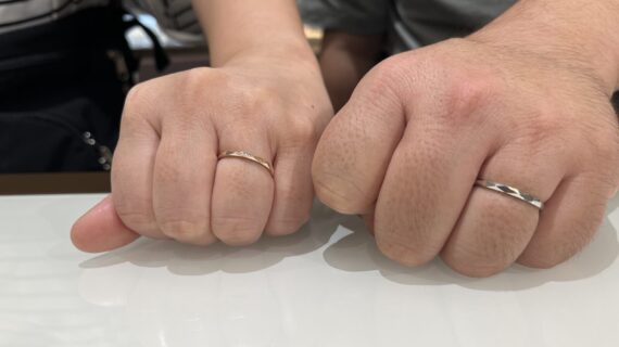 アムールアミュレットの結婚指輪を着けたカップル