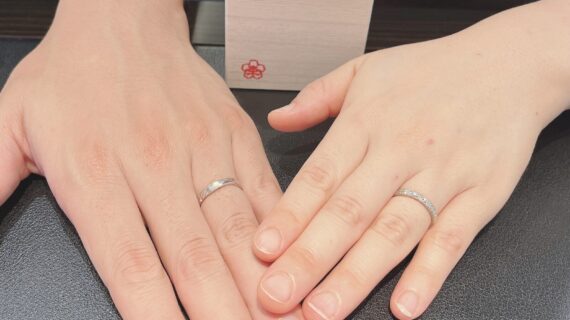 杢目金屋の結婚指輪を着けたカップル