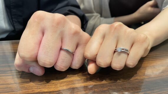 ニワカの婚約指輪と結婚指輪を着けているカップル