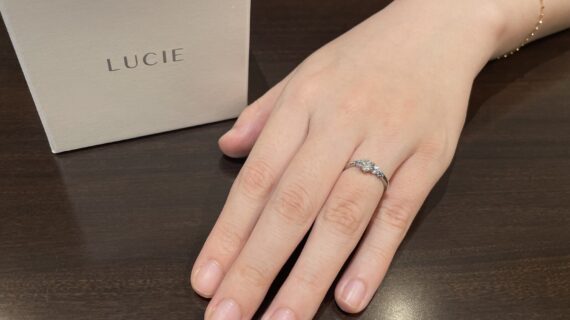 LUCIEの婚約指輪を着けている女性