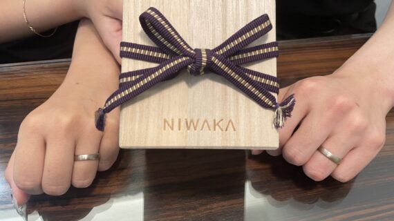 NIWAKAの指輪を着けているカップル