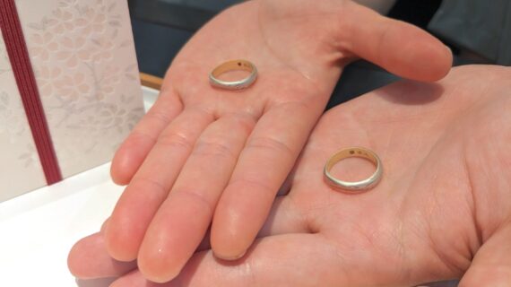 杢目金屋の結婚指輪を持ったカップル