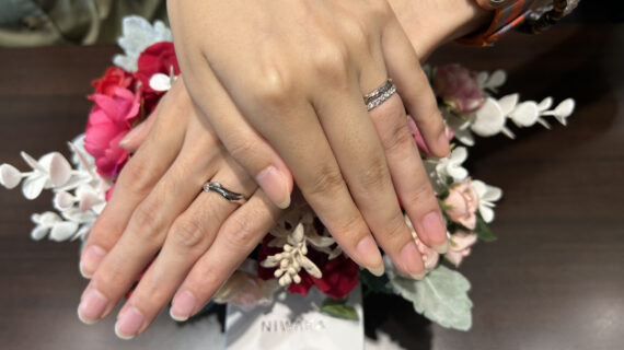 NIWAKAの婚約指輪と結婚指輪をつけたカップル