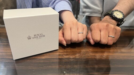 ロイヤルアッシャーの結婚指輪を着けたカップル