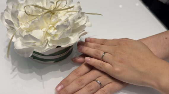 カフェリングの結婚指輪をつけたカップル