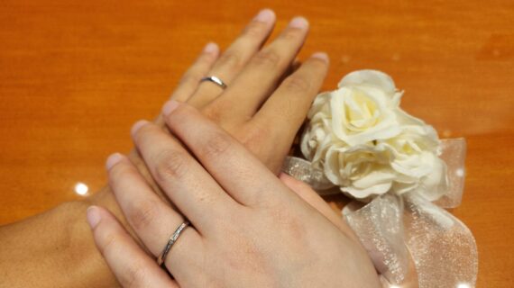 サムシングブルーの結婚指輪をつけたカップル