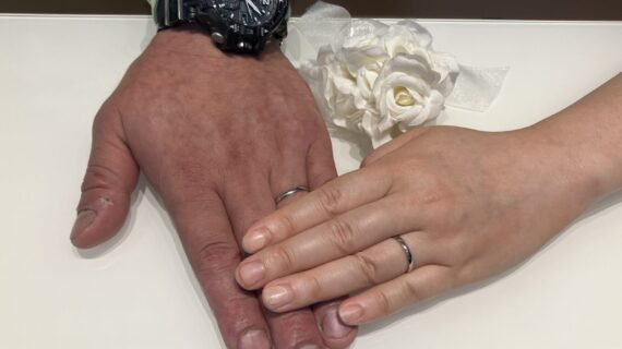 ノクルの結婚指輪をつけたカップル