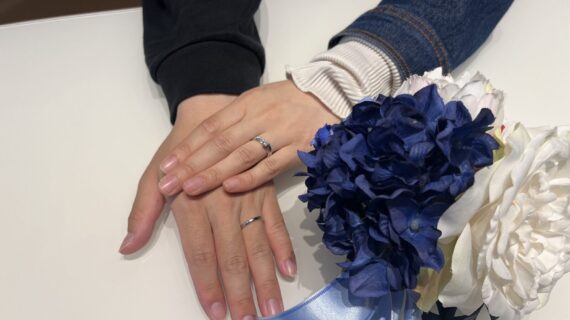 俄の婚約指輪、結婚指輪をつけたカップル