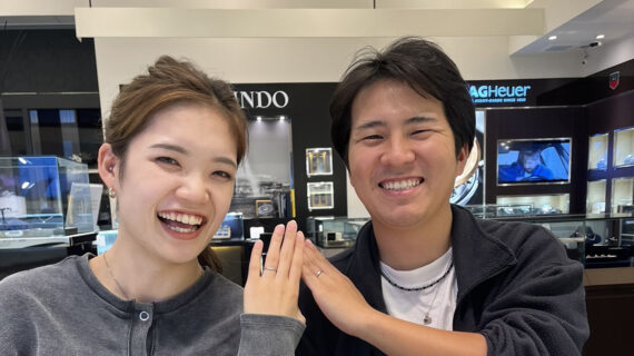 NIWAKAの結婚指輪をつけたカップル