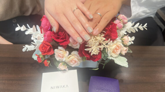 NIWAKAの結婚指輪を着けたカップル