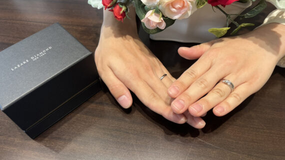 ロイヤルアッシャーの婚約指輪とラザールダイヤモンドの結婚指輪を着けたカップル