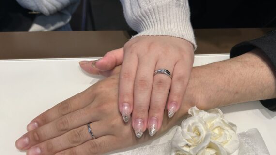 俄の婚約指輪、結婚指輪をつけたカップル