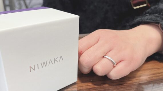 NIWAKAの結婚指輪「綺羅」を着けた女性