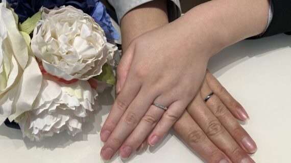 ロイヤルアッシャーの結婚指輪をつけたカップル