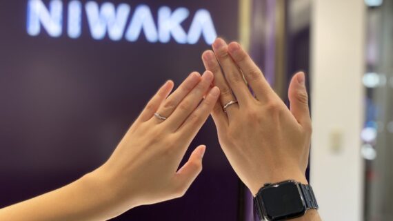 NIWAKA(ニワカ)の結婚指輪を着用したカップル