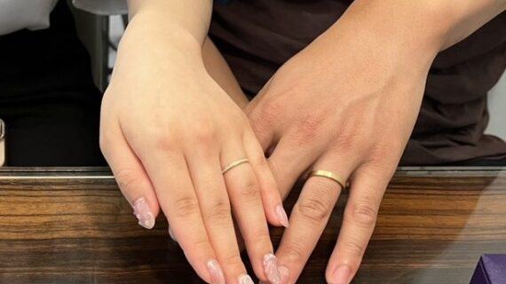 俄のことほぎの結婚指輪をつけたカップル