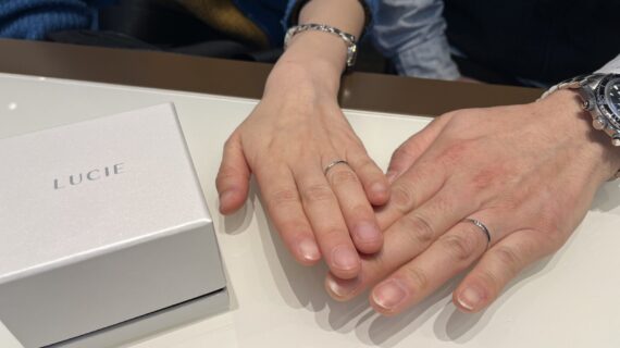 ﾙｼｴの結婚指輪を着けるカップル