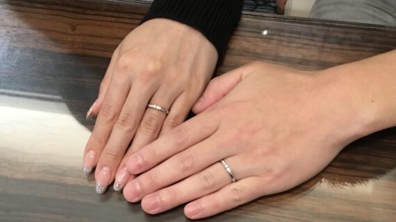 ラザールダイヤモンドの結婚指輪を着けたカップル