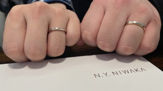 N.Y.NIWAKAの結婚指輪をつけているカップルの写真