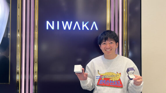 NIWAKAの婚約指輪を持つ男性