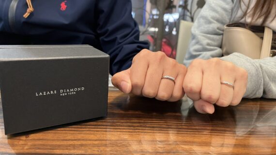 ラザールダイヤモンドの結婚指輪を着けたカップル