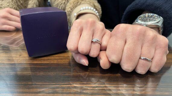 NIWAKAの白鈴の結婚指輪と婚約指輪を着けたカップル