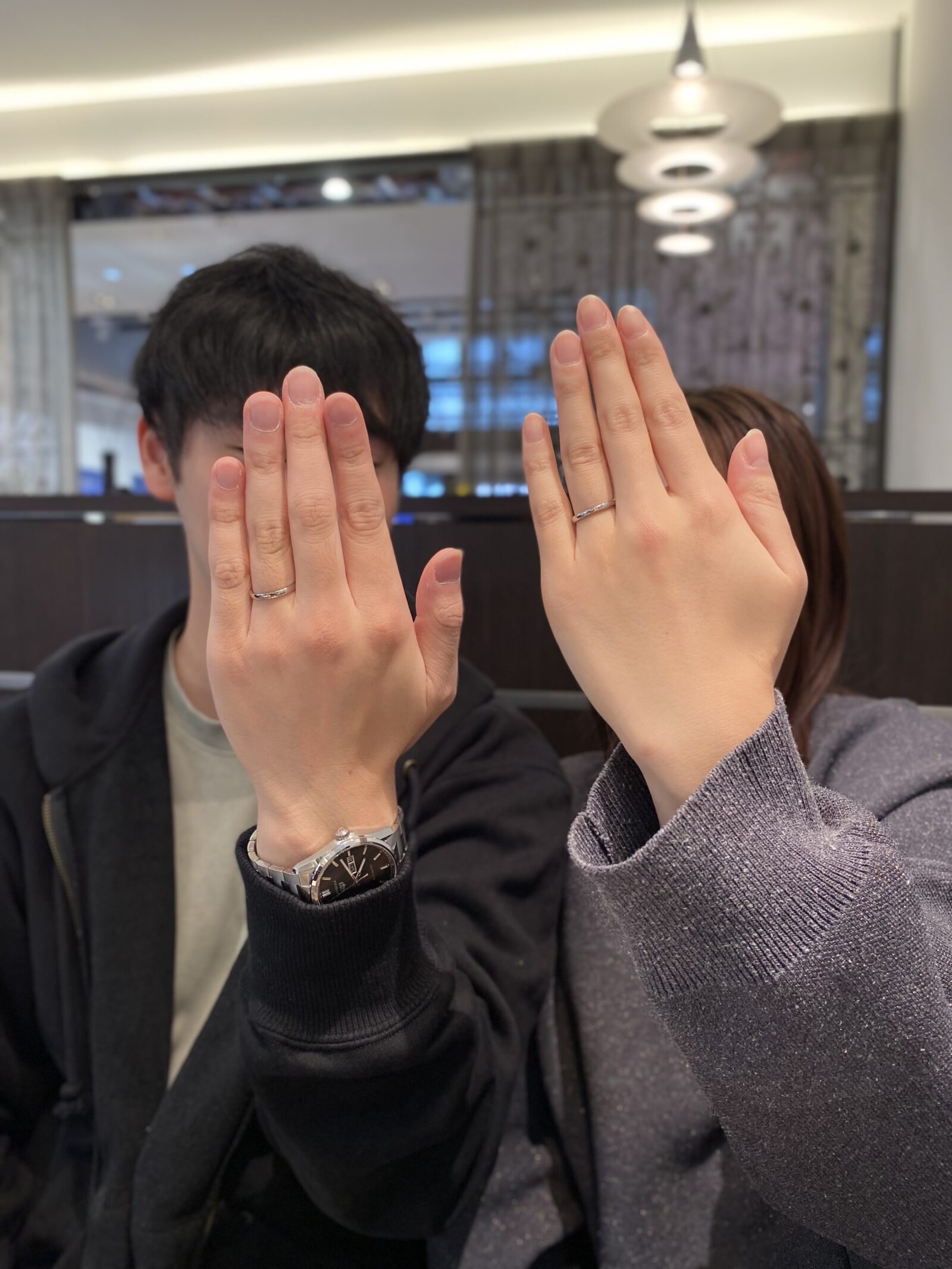 ルシエの結婚指輪を着けたカップルの手元