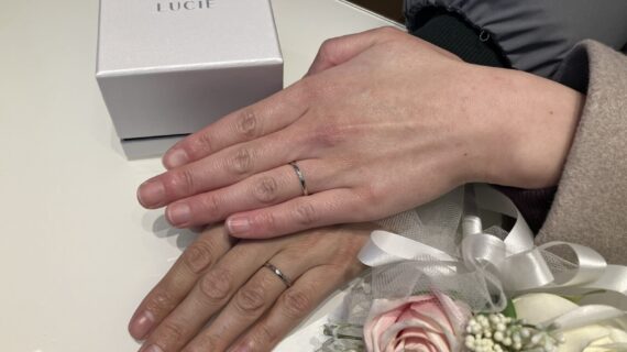 ルシエの結婚指輪をつけたカップル