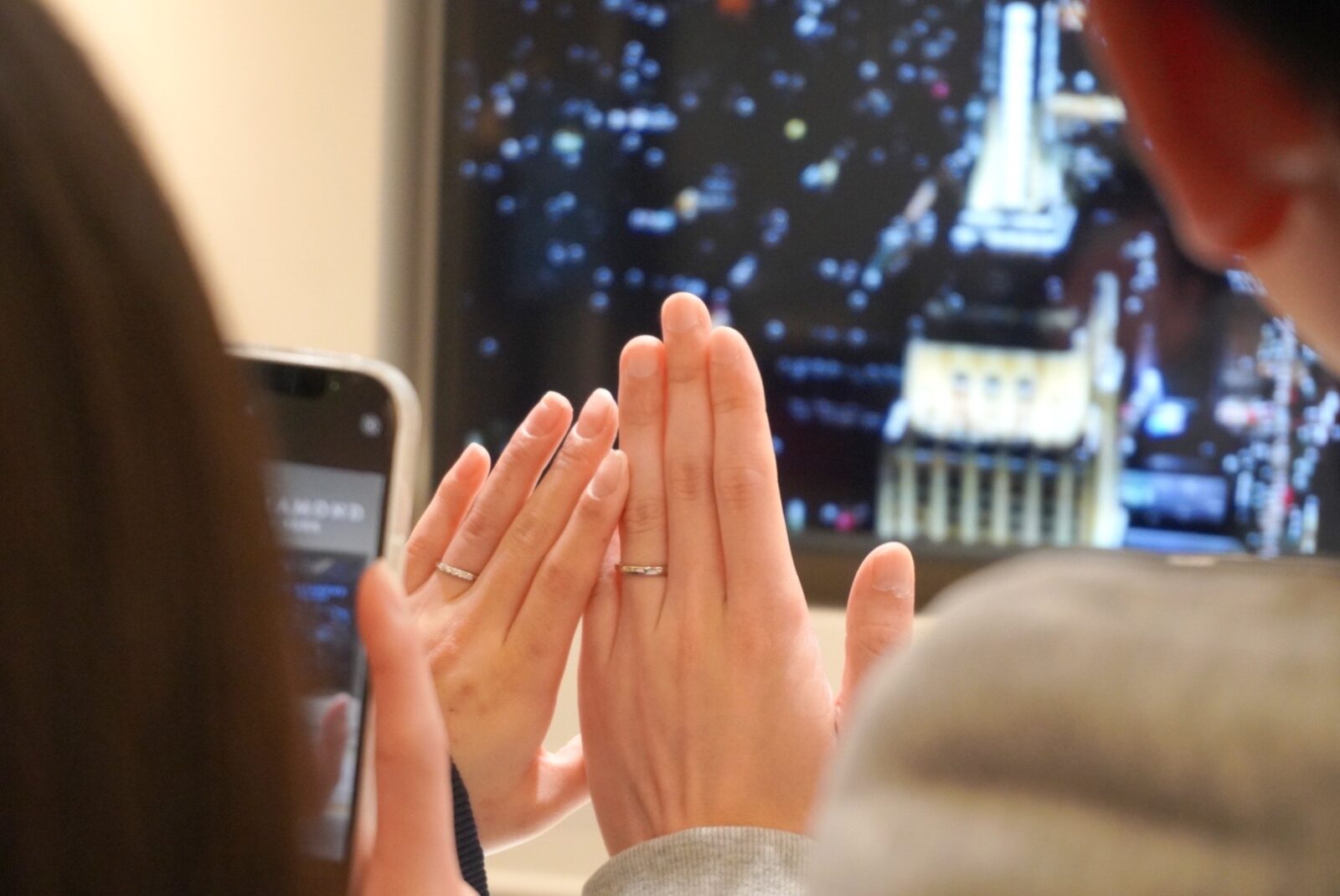 ラザール ダイヤモンドの結婚指輪を着けたカップルの手元
