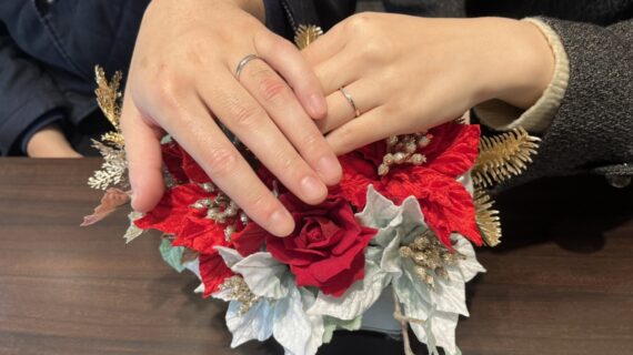 NIWAKAの結婚指輪をつけたカップル