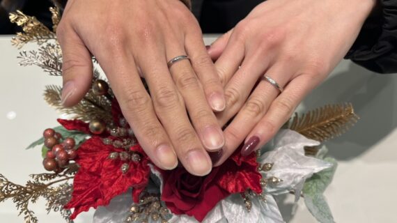 ロイヤルアッシャーの結婚指輪をつけたカップル