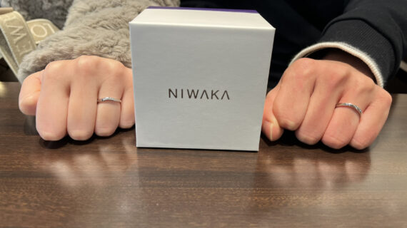 NIWAKAの結婚指輪をつけた手元