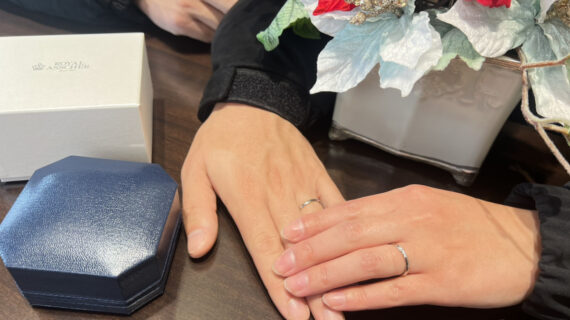 ロイヤルアッシャーの結婚指輪を着けたカップル