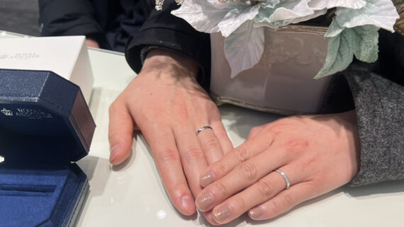 ロイヤルアッシャーの結婚指輪を着けたカップル