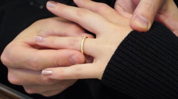 ラザールダイヤモンドの婚約指輪を着けた女性の手元