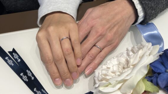 ロイヤルアッシャーの結婚指輪をつけたカップル