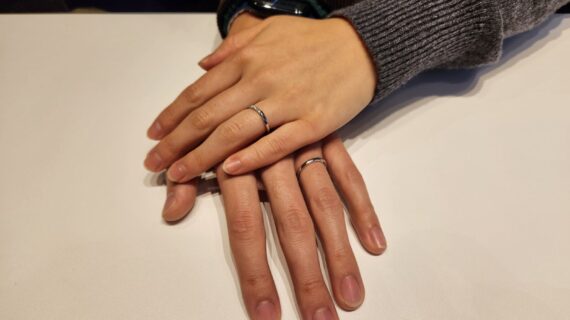 ニワカの結婚指輪を着けたカップル