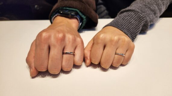 ニワカの結婚指輪を着けたカップル