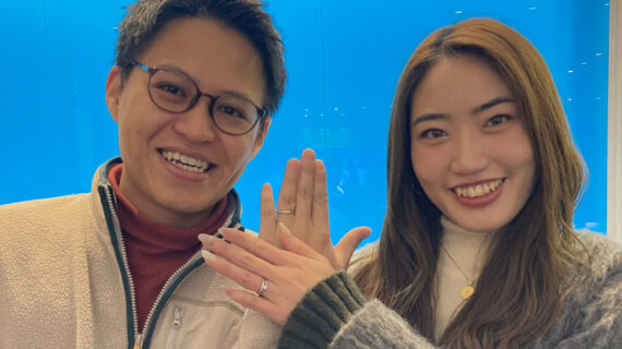 サムシングブルーの結婚指輪を付けたカップル