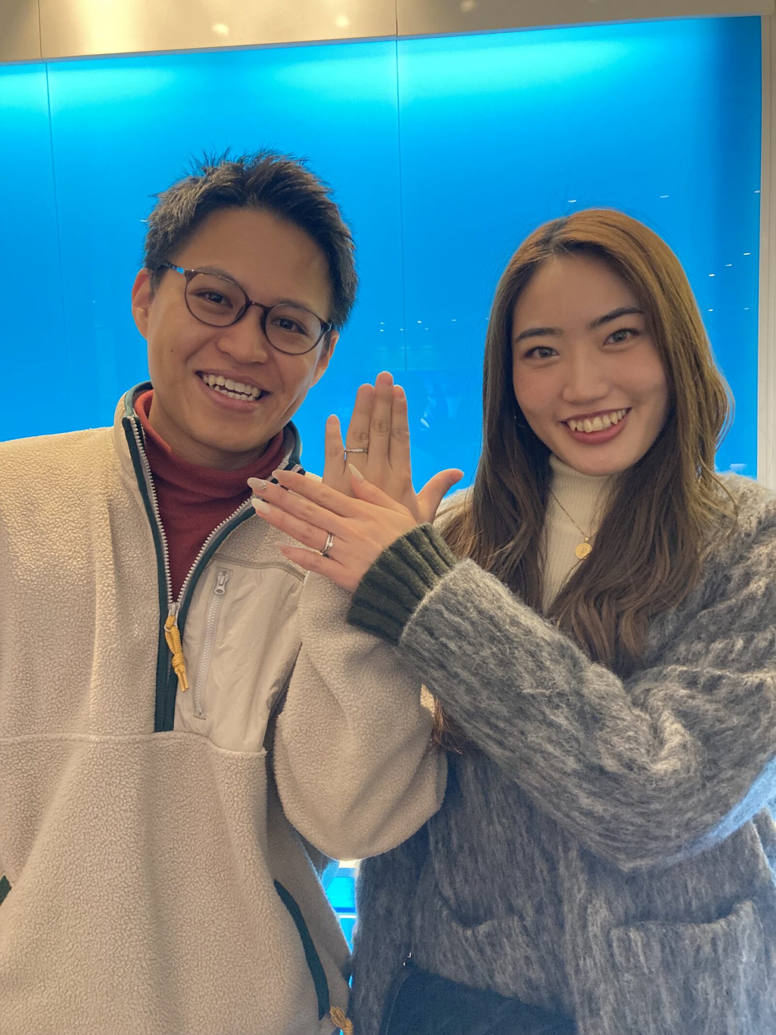 サムシングブルーの結婚指輪を着けたカップル